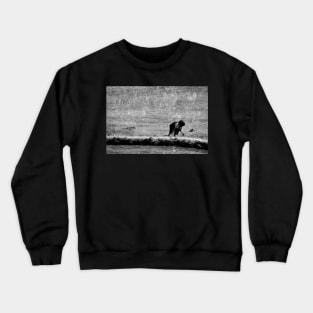 Enfant dans une rizière au Philippines Crewneck Sweatshirt